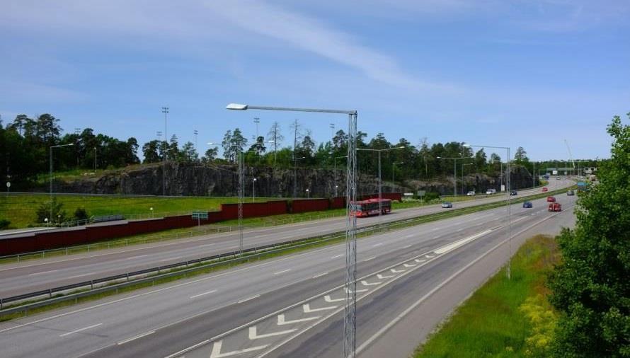 Gränser Värmdöleden skär genom landskapet och delar området i två.