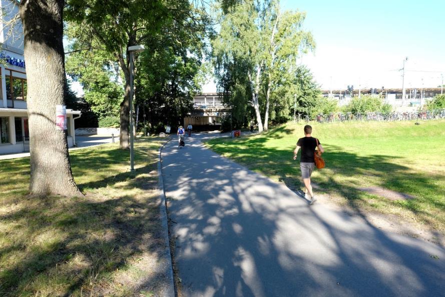 Gångstråk Tydligt gångstråk längs Nynäsvägen. I rondellen vid Hammarby allé knyts tre gångstråk samman.