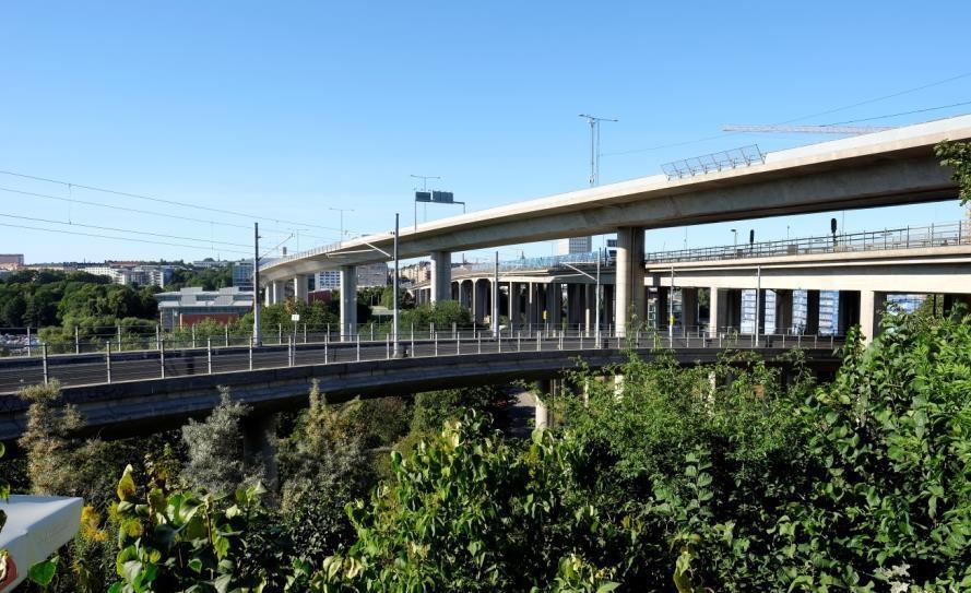 Gränser Det omfattande väglandskapet i form av vägar, broar samt Hammarbyslussen utgör