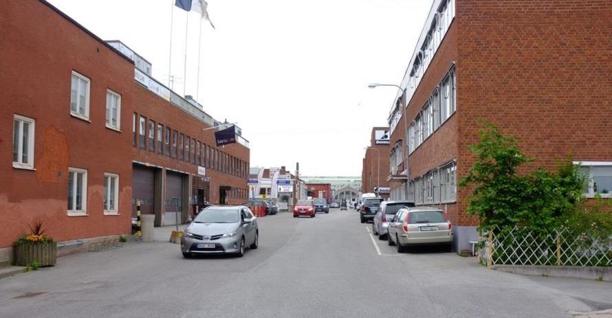 I villakvarteren hänvisas fotgängare och cyklister till bilvägar och trottoarer.