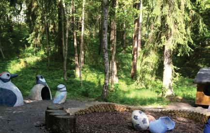 2 Fålboparke Beskrivig Karaktär och storlek: Fickpark 0.006 ha Utveckla och ra: Vära aturleke och skogskäsla. Iehåll: Fålboparke består av e lite lekplats med fåltema.