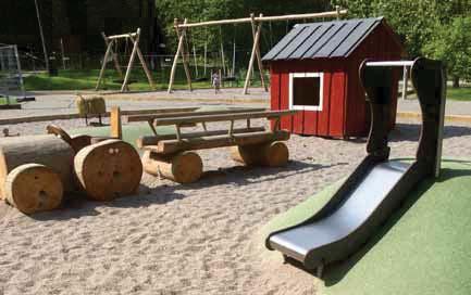 4 Oppudaparke Beskrivig Karaktär och storlek: Iehåll: Nyreoverad park med lekplats som miljshus. Parke iehåller småbarslek, utegym, grill, större klätterställig, bollpla, pulkabacke och utegym.