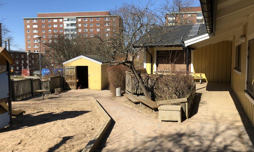 GÅRDENS UTFORMNING Den Lilla förskolegården är liten till ytan. Närmast byggnaden finns en veranda av trä, halva täckt av tak och halva under bar himmel (se figur 3 och 4).