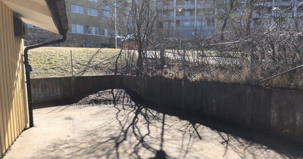 Figur 7 - Ett gungdjur står i sandlådans ena hörn. Figur 9 - Ingången till avdelningen med de yngre barnen.