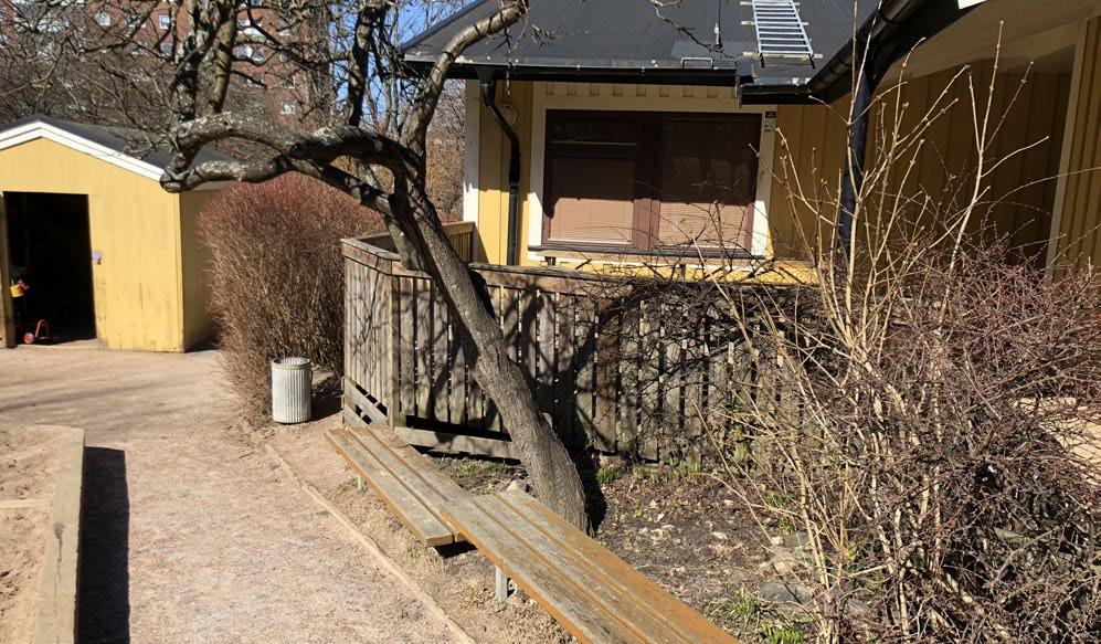 På ena sidan förvaras lekredskap och på andra sidan kan föräldrar låsa in barnens vagnar.