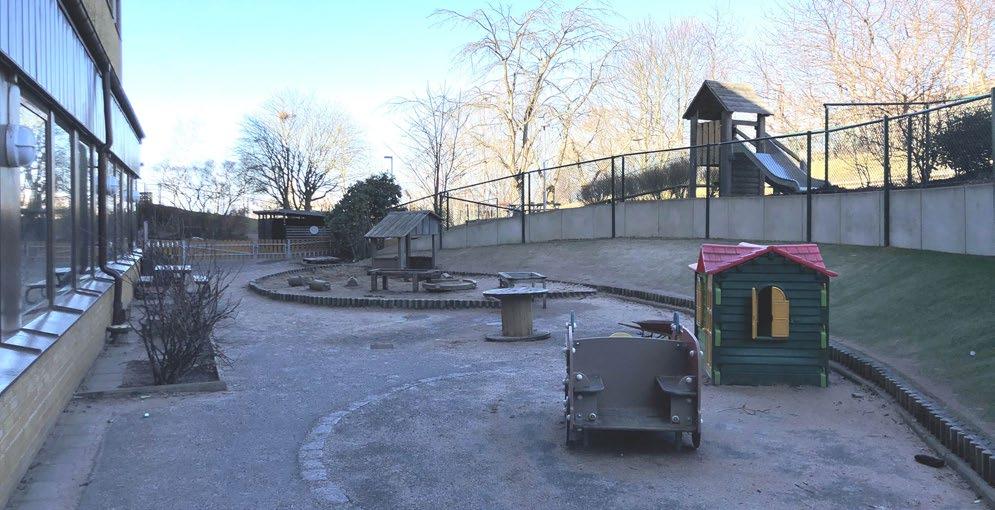 INVENTERING BAKGRUND Den Stora förskolegården öppnade hösten 2013 och ligger i ett lugnt område på en höjd i Göteborg. Förskolan är uppdelad i två avdelningar.