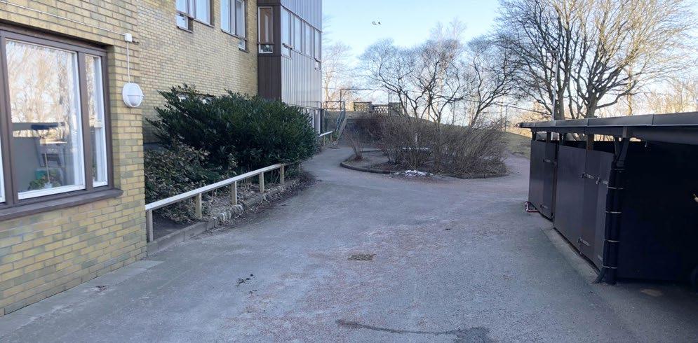 En grind i västra hörnet skiljer den mindre gården från den större (se figur 22) Här finns en samlingsplats där alla barnen samlas innan de får gå ut på den större gården.