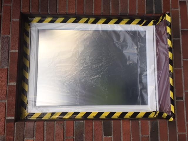 Genomförande Fasad. Innan vi börjar att plocka ned befintligt tegel kommer vi att klä in fönster med transparant plast folie så att skador undviks.