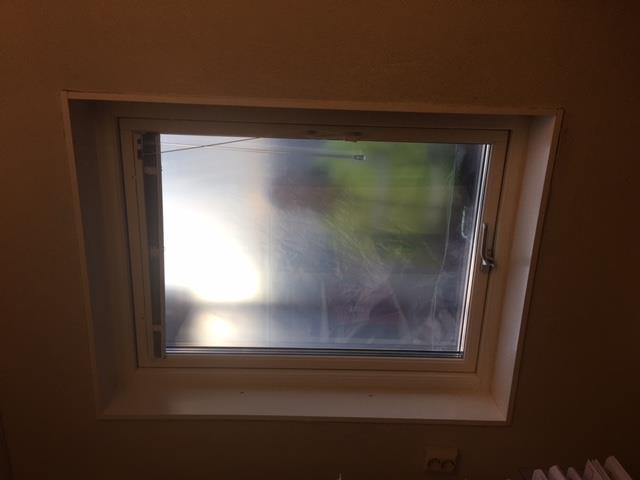 Under viss tid kan vi bli tvungna att täcka in fönster med masonit för att ytterligare skydda era fönster från skador, repor mm dock kommer denna intäckning att vara just när arbeten utförs i närhet