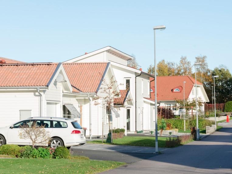 Ekosystemtjänster Den bostadsna ra naturen a r riskreducerande genom att gro nytor och tra d i ta torter da mpar dagvattenavrinningen, binder partiklar, absorberar ljud, reglerar temperatur, ger