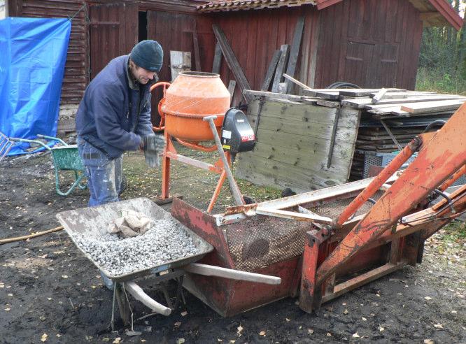 Kalkbruket blandas med ballast i from av 8-16 mm sållat tvättat grus.