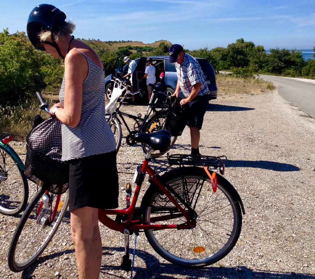 i från pirnocken. Det är njutbart. Jag får låna en cykel och ta mig till affären inne på land. Den påminner om lanthandlare på Åland med basvaror förutom fil och gotländsk potatis.