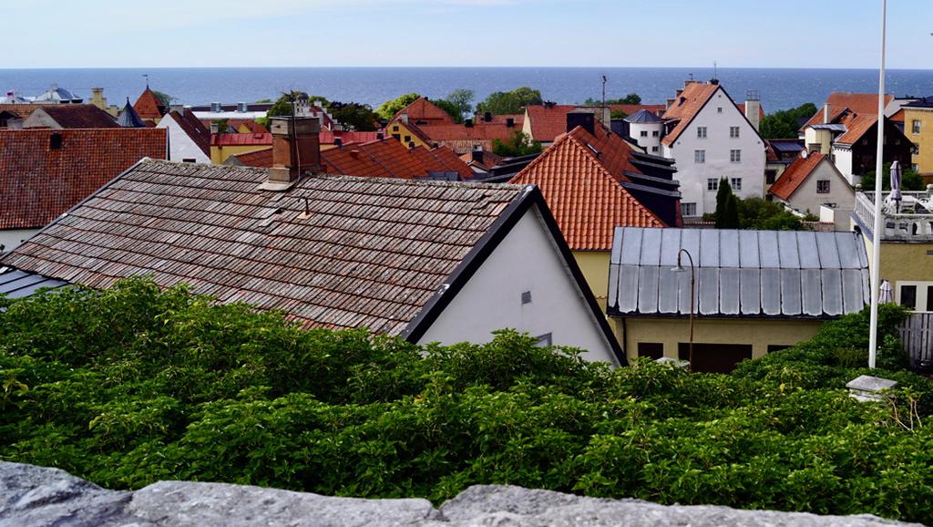 Vi studerar speciellt den mäktiga dopfunten där men förmodligen sänkt ner barnen som skulle döpas. Utsikten från Klinten Efter en kort vila utanför kyrkan går vi uppför de 73 trappstegen till Klinten.