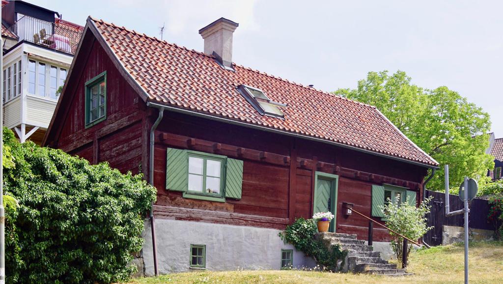 11 juni Visby - Klintehamn Kvällssolen lyser intensivt från nordväst och bildar en värmande vattenspegel. Ostvinden kluckar lätt i aktern. Måsar skriar på avstånd.