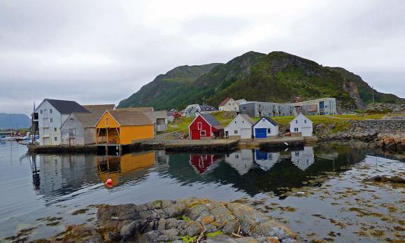 RESEDAGBOK 1 juli Resdag. Det är bara 7 mil mellan flygplatsen i Ålesund och Runde men den tar dryga 2 timmar, då inkluderar det en färja, men över till Runde finns det en bro.