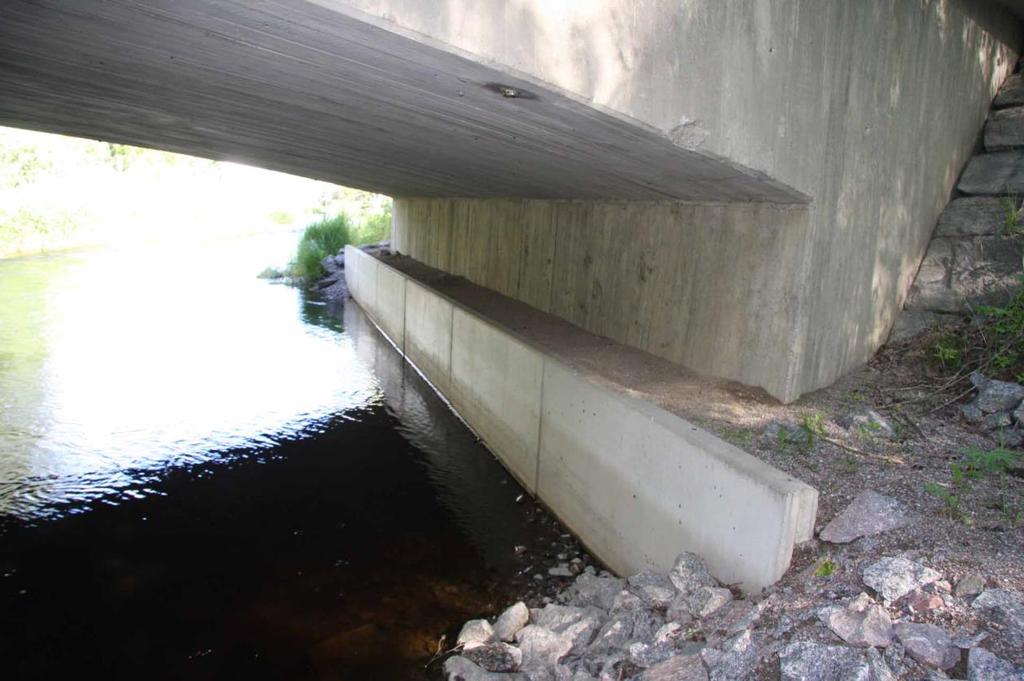 C484: stränder uppstöttade av L-stöd i betong.