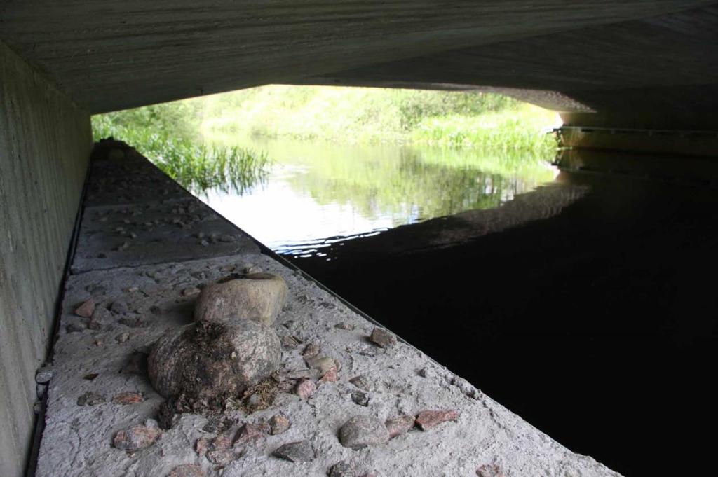 C304: betonghylla med mareringsstenar,