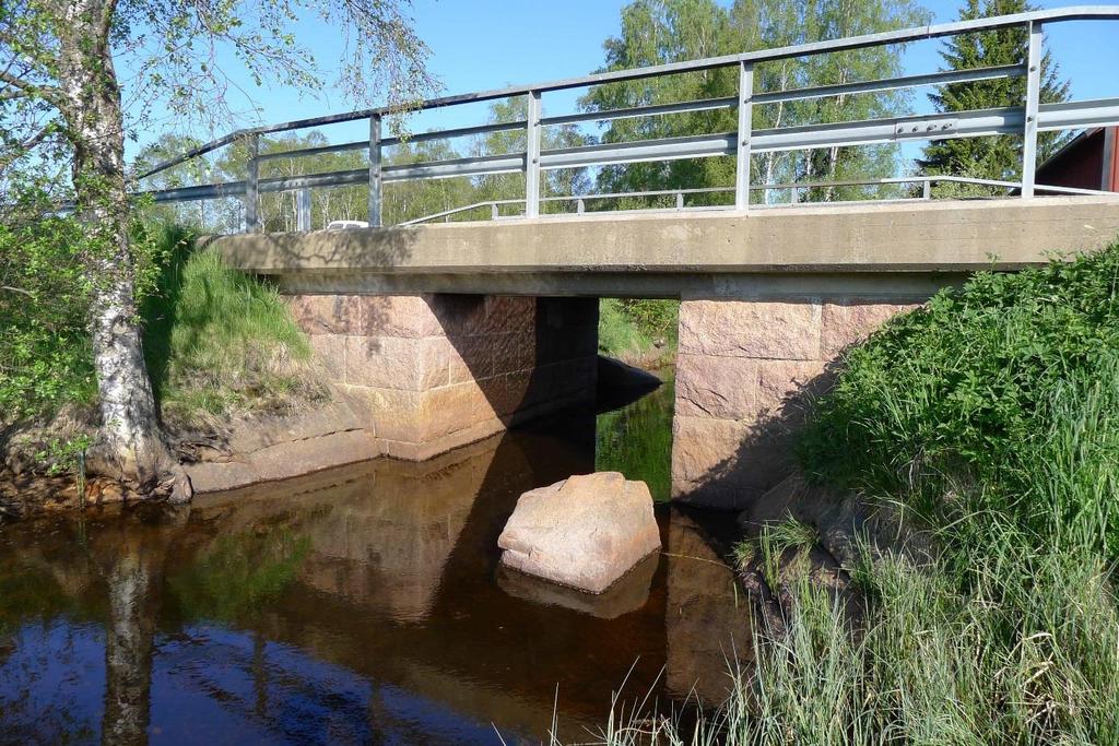 F1092: markeringssten utanför bro,