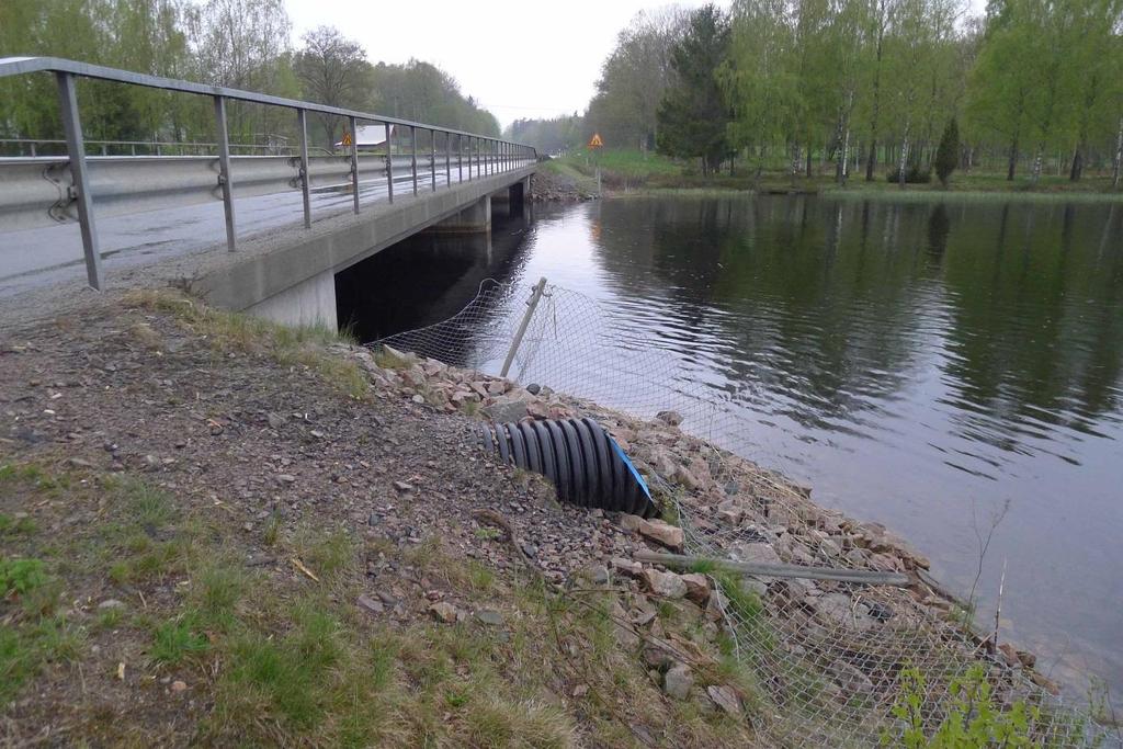 G107: stängsel vid torrtrumma, delvis helt demolerat