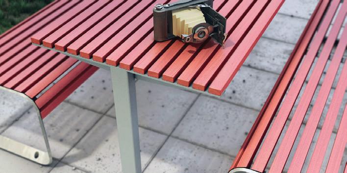 BORD I vårt sortiment av parkmöbler ingår ett flertal olika bord.