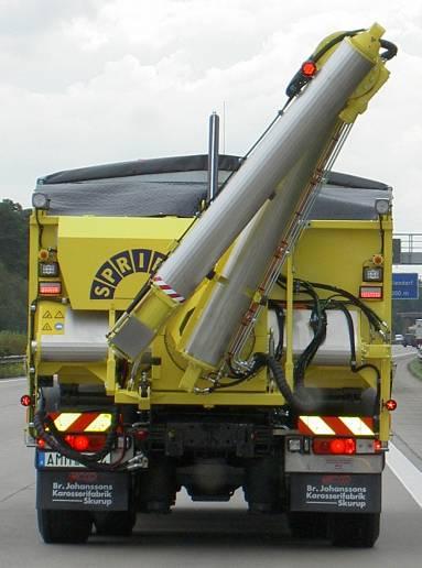 TRANSPORTLÄGE Vid all transport skall SPRIDER ställas i transportläge Ställ SPRIDER M-25 i transportläge genom följande: 1. Töm transportarmen på massa. 2.