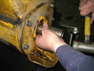 skada hydraulmotorn. 4. Rengör den koniska avtätningen. 5.