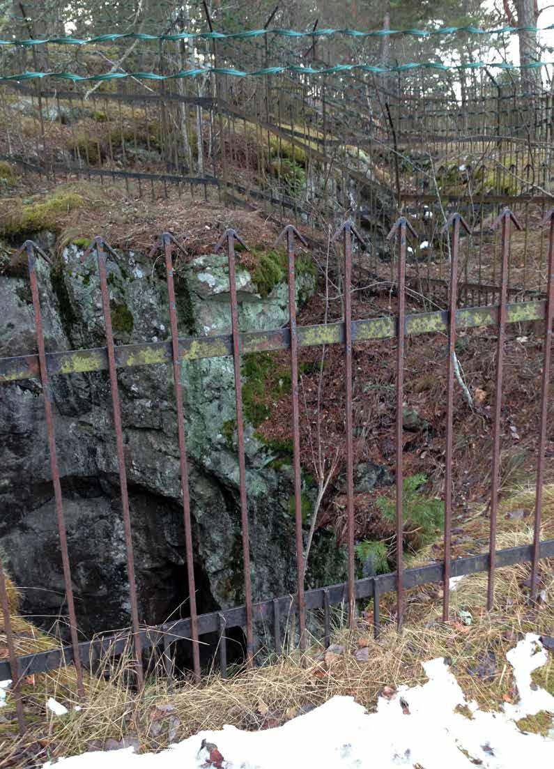 Idag finns det staket runt gruvhålen vid