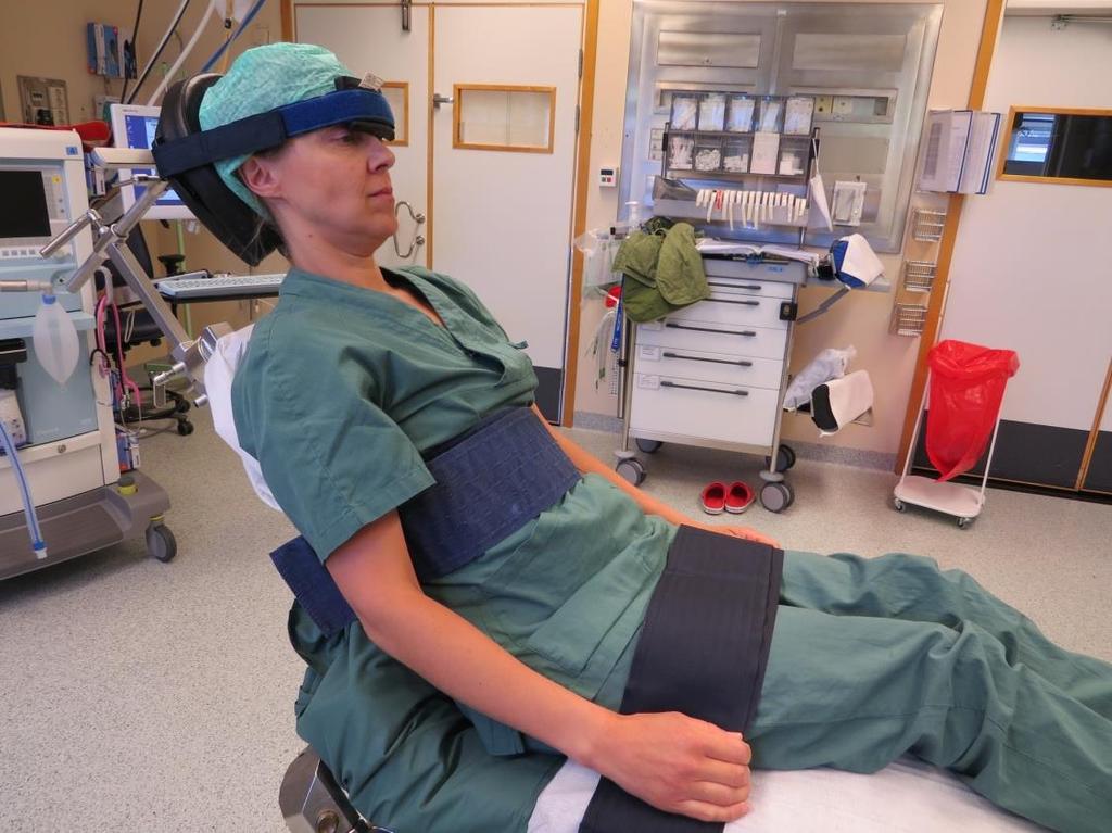 Armen på sidan som inte ska opereras ska vila på ett armstöd i ett neutralt läge eller med handflatan ned mot underlaget. Polstra området runt armbågen vid behov. Översträck inte armens leder!