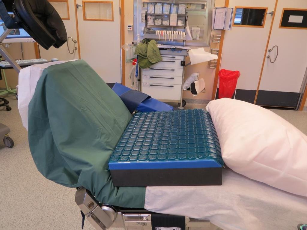 När det är komplicerat att få patienten att sitta bra på axelbordet är det extra viktigt att alla i teamet operationslaget, anestesiläkare och operatör - samarbetar och använder de hjälpmedel som