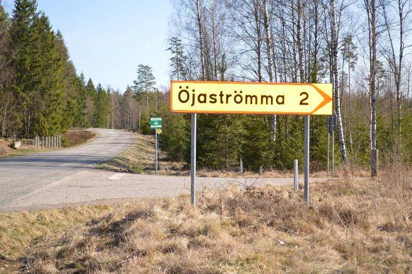Smålandsgård med sjöutsikt Vägbeskrivning Från Lessebo kör mot Ljuder. Efter ca 2 km sväng höger mot Öjaströmma. Fastigheten ligger på båda sidor vägen efter ca 2 km. Skyltat.