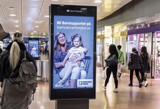 En rikstäckande produkt på digitala skärmar på de mest centrala gatorna i city, de mest trafikerade stationerna i tunnelbanan och pendeltåg samt i