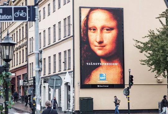 200 000 förbipasserande varje vecka. Play Spectacular. En produkt med hög impact på enormt stora digitala skärmar med lång betraktelsetid på de mest centrala knutpunkterna i Stockholm.