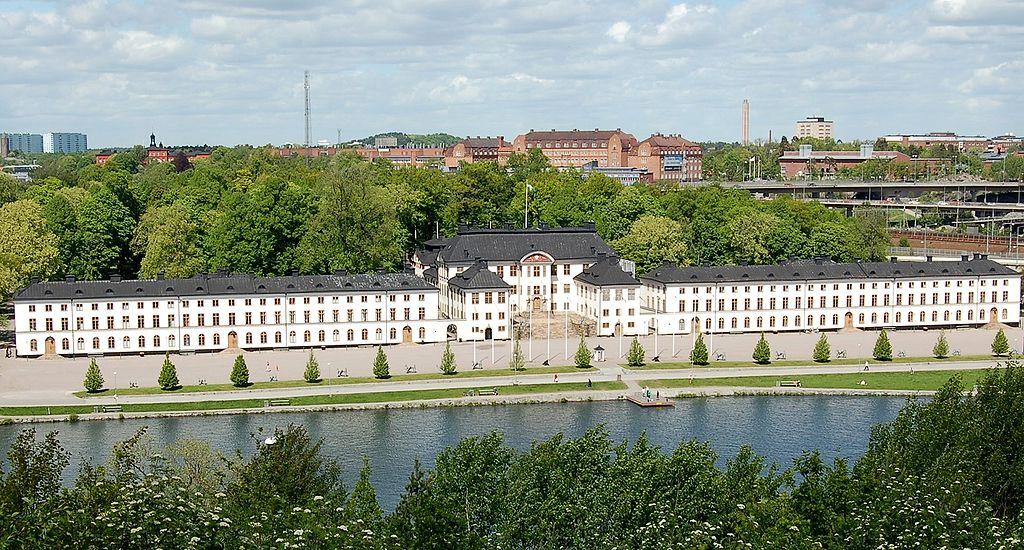 4 (8) I övrigt så används området fortfarande av totalförsvaret, men är öppet för allmänheten under tiden mellan kl 6.00-22.00. Området bedöms vara ett viktigt rekreationsområde för närliggande stadsdelar.