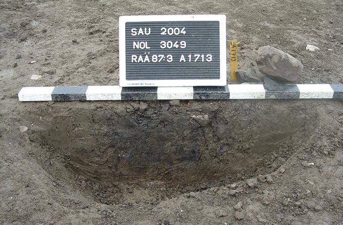 Fig. 22. Stolphålet A73 i hus, sett från väster.