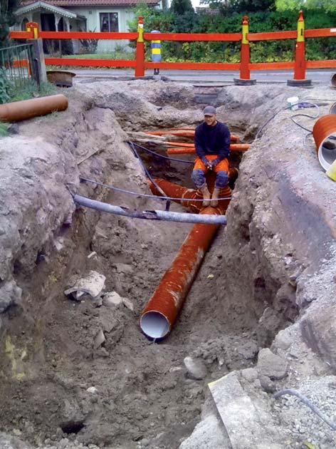 Undersökningsresultat I samband med läckan på dagvattenledningen mellan Bjälbogatan och Skenaån i Skänninge byttes ledningen på hela sträckan och en ny brunn placerades invid gångvägen längs med ån.