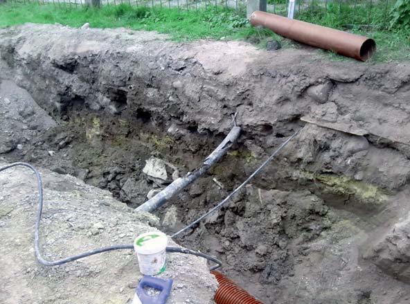 Stenläggningen fanns på 0,6 m djup och kunde följas på en ca 10 m lång sträcka i båda schaktväggarna.