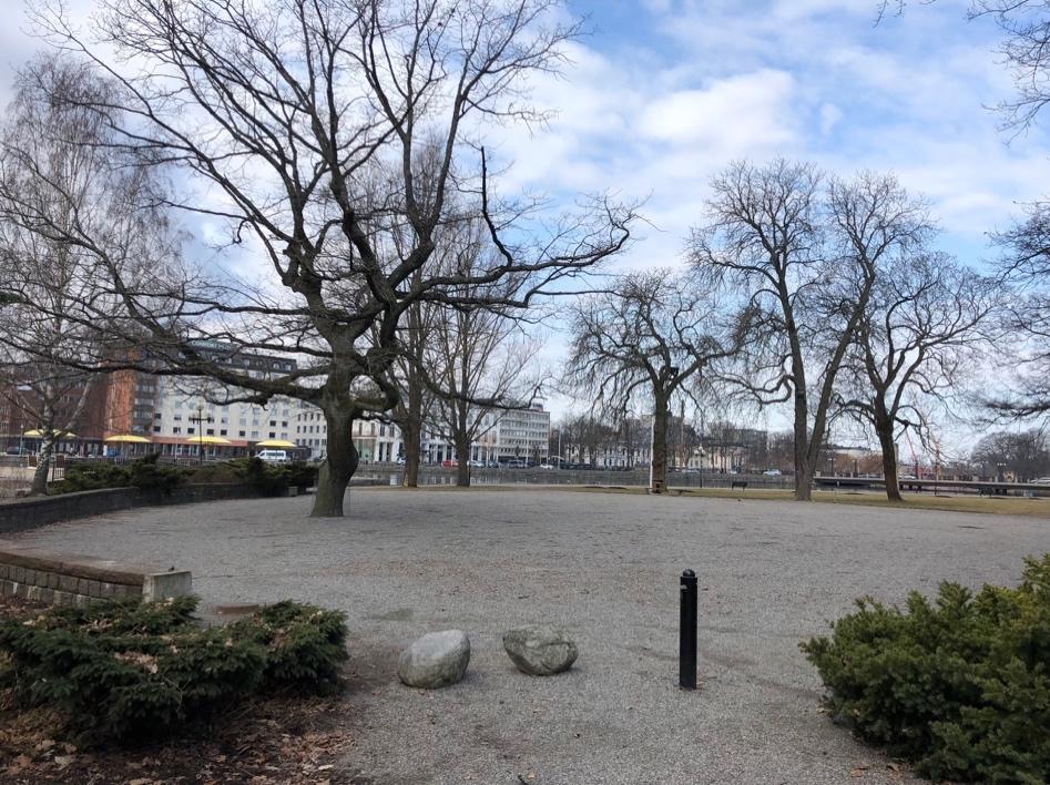 Tillgänglighet och logistik gällande fotgängare och fordon Promenad och cykelstråk angränsar till området. Fordonstrafik med varor till och från platsen måste ske genom parken.