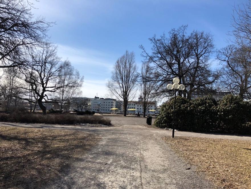 Gång och cykelbanor finns placerade till det utvalda området. Många av de ytorna är redan idag asfalterade. För att underlätta för cyklister bör cykelställ placeras i anslutning till restaurangen.