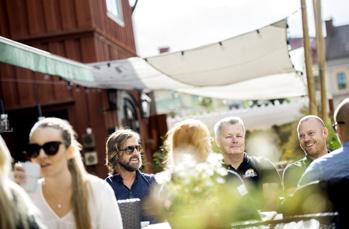 SOM PÅ ANDET MEN NÄRA AN Om du kommer från centrala Örebro och svänger höger strax efter att du passerat Brunnsparken, ICA Parken, Brunnsskolan och förskolan Skutan, kommer