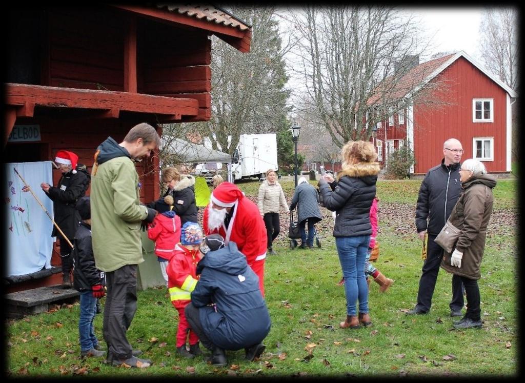 Jul på Hembygdsgården i Mjölby En fiskdamm gladde barnen på julmarknaden i Mjölby den första advent. Foto: Kurt Hällvall.