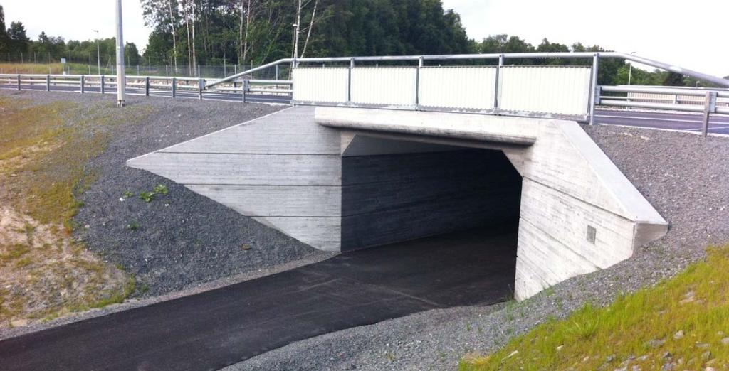 4. Dimensionering 4.1. Referensbro, Bårhultsmotet (Slambymotet) För att jämföra en jordarmerad stödmur/vinge med en traditionell vinge har en normalbro använts som utvärderingsobjekt.