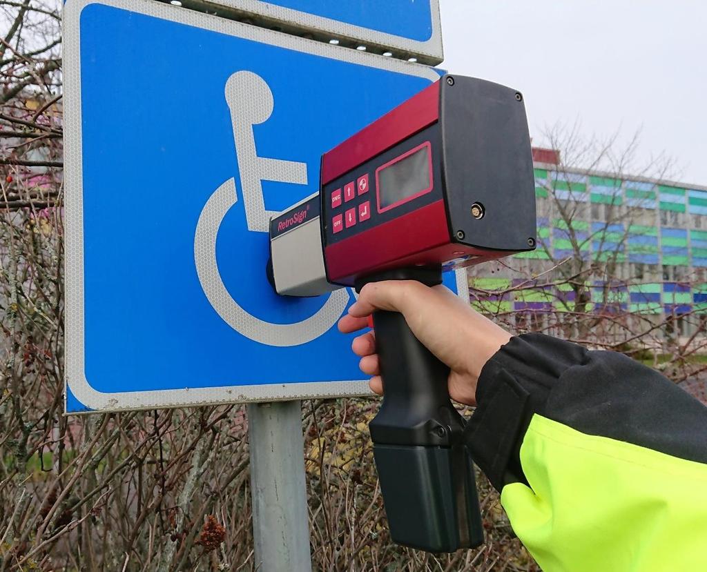 2.3.2. Retroreflexionsmätare Retroreflexionsmätningar på reflexfolier har utförts med Delta RetroSign 4000, se Figur 6.