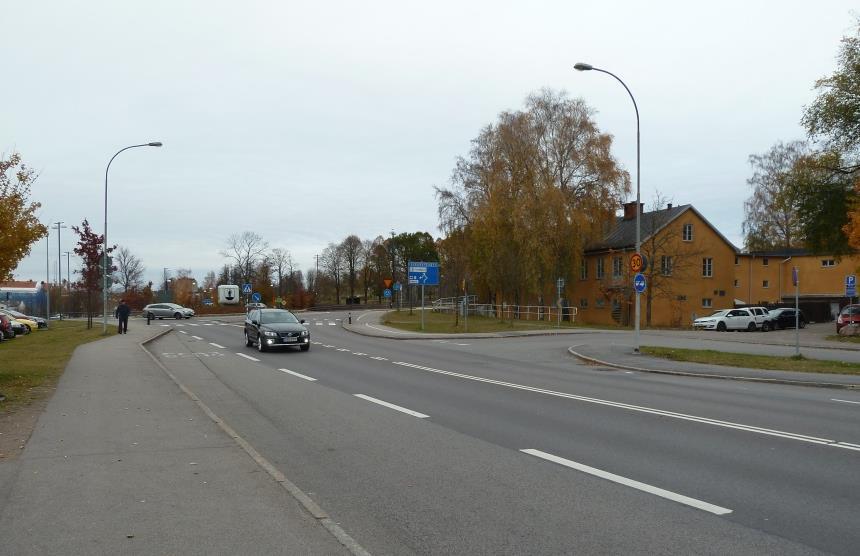 gatan är även relativt brant i anslutning till korsningen.