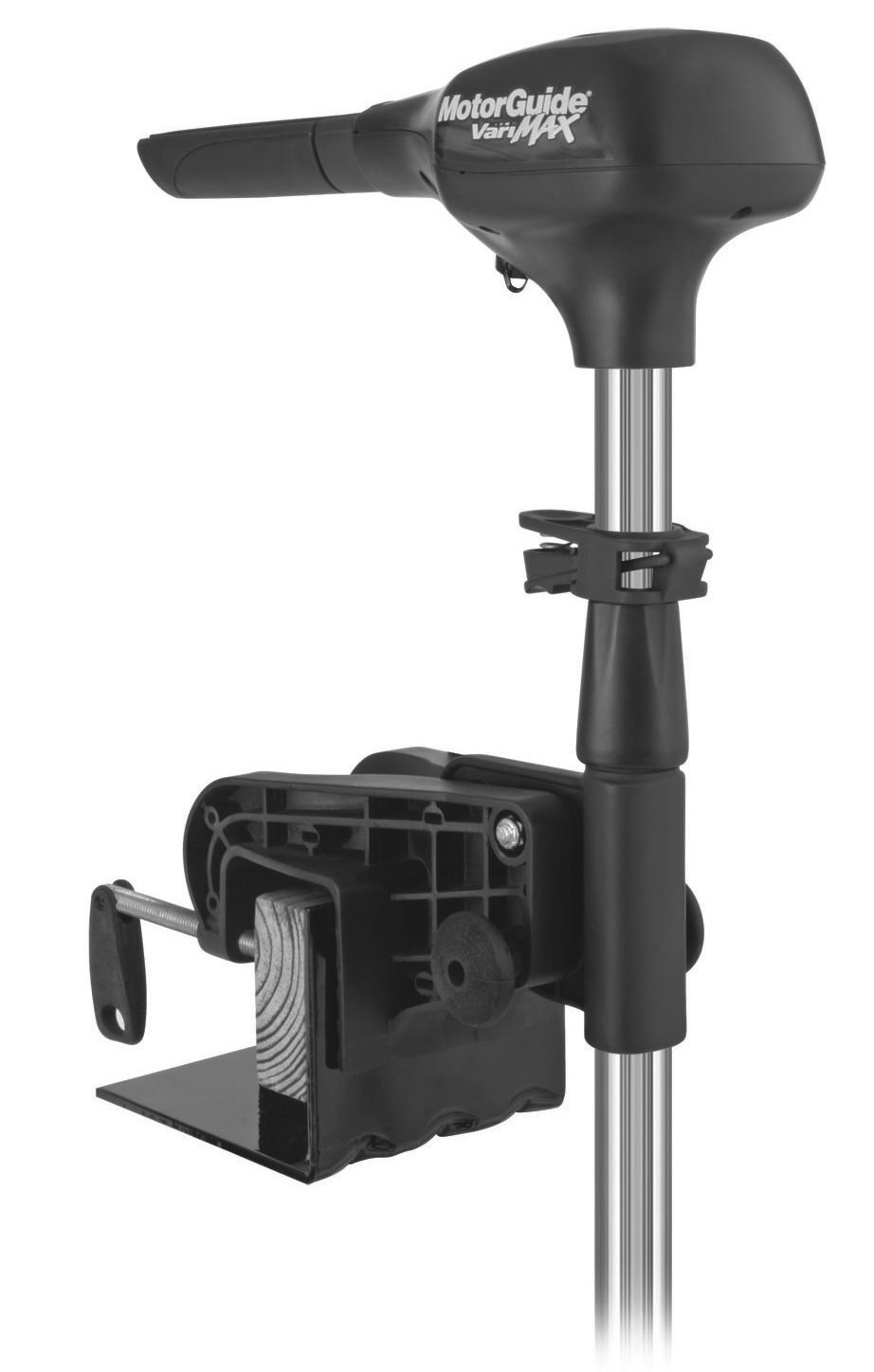 Avsnitt 5 - Installation av fäste Installation av VariMAX-akterfäste OBS! Passar akterspeglar upp till 8,25 cm (3.25 in.) tjocka. 1.