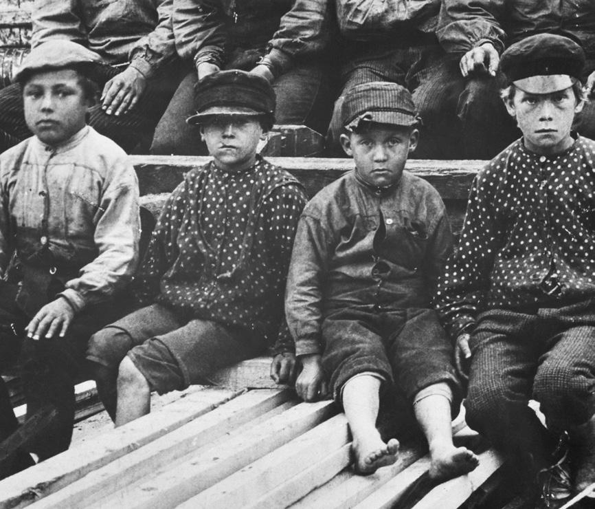 1906 hölls Sveriges första fattigvårdskongress. Fattigvården hade varje år kontakt med 90 000 barn.
