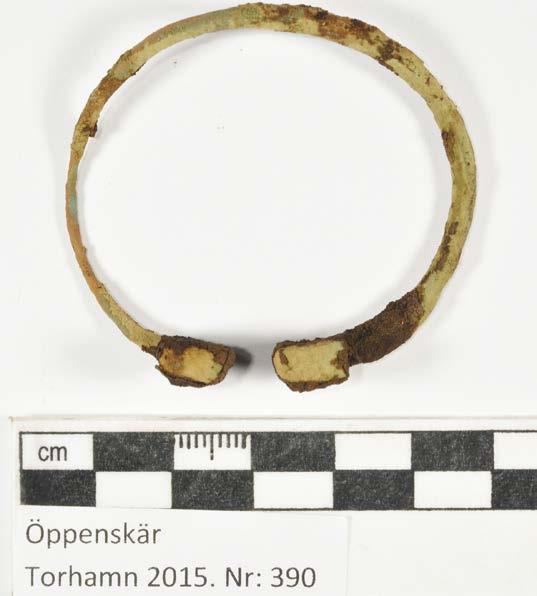 Konserveringsrapport MJ Rapport id: K15-87 Ort/Anläggning: Öppenskär, Torhamn 2015 Fynd nr: Kons nr: 390 Kontaktperson: Mikael Henriksson Datum in: 2015-11-27 Datum ut: 2016-05-12 Föremål: Armring