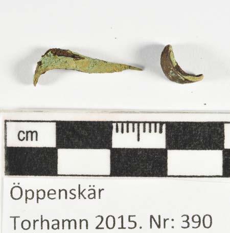 Vid rengöringen av det vänstra hålet i ovan bild, satt ett träfragment (ev. rot), märks :A. De två sållade fragmenten.