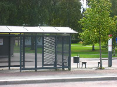 Busstationen Galler runt busskurer skyddar inte tillräckligt mot blåst och regn/snö. Sätt upp plast/plexiglas bakom gallret. 12.