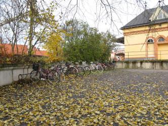 Tågstationen Kvarstående Hela tunneln under reparation i samband med ombyggnad av banområdet Åtgärdat, det finns nu en busskur med plexiglas Utomhus: klotter, dåliga cykelställ på