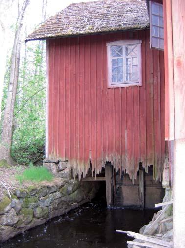 Även skal- och siktmaskin, samt kross sattes in. Vattenfallet på 2,4 meter lämnade drivkraft hela året.